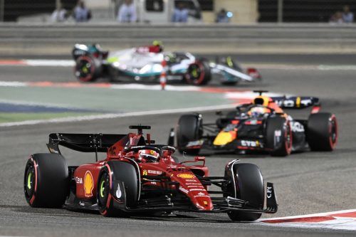 Ferrari-Star Charles Leclerc sah Max Verstappen lange im Rückspiegel, am Ende musste der Weltmeister im Red Bull aber aufgeben. Charles Leclerc