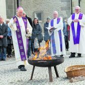 Mit Feuer und Asche