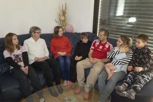 Verwandte helfen. Die Familie Markotenko aus Götzis nahm vier Nichten und Neffen auf. VN/Paulitsch