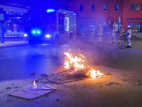 Auch vor dem Bahnhof loderte es. Feuerwehr