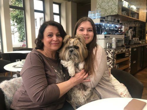 Endlich vereint: Sofia mit Mama Svetlana und Hund Vincent. VN/ger