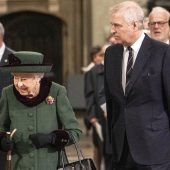 Queen in Begleitung von Prinz Andrew
