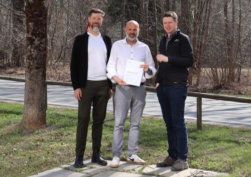 Forstfonds-Standesrepräsentant Jürgen Kuster und sein Stellvertreter, Josef Lechthaler, bei der Vertragsunterzeichnung mit Tree.ly-Geschäftsführer Jodok Batlogg. Stand Montafon