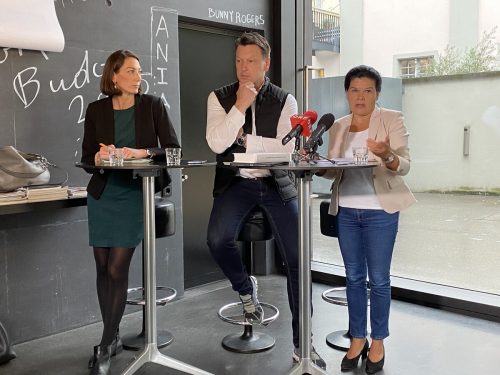 Veronika Marte (VP), Alexander Moosbrugger und Sandra Schoch (Grüne) bei der angeblich inkriminierenden Presse­konferenz im Jahr 2021. ⇒VN/Rauch