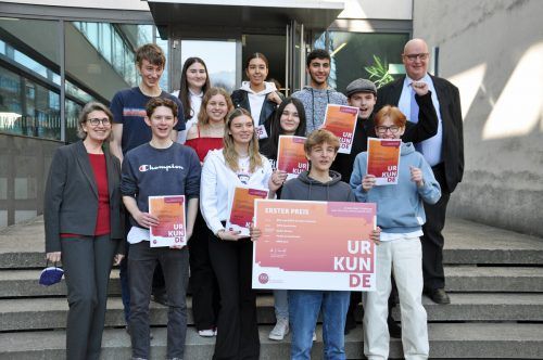 Freude bei den Schülerinnen und Schülern über die Auszeichnung. lcf