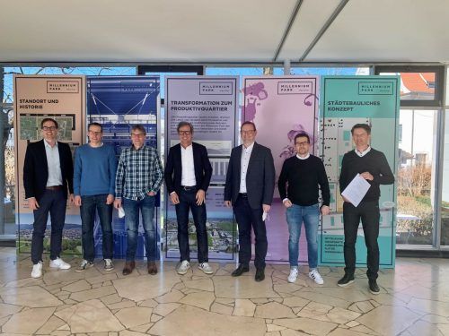 Freude über den besiegelten Vertrag: Nikolaus Ess, Manuel Müller, Raimund Zirker, Vorstand Bernhard Ölz, Vizebgm. Daniel Steinhofer, Markus Gfall und Raimund Klausner.  Gde