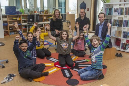 Fröhliche Kinder, die was lernen, zufriedene Direktoren und Besuch aus Wien (r), der die Auszeichnung mitfeiert: die Schule am See in Hard.  VN/Paulitsch