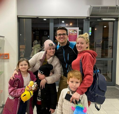 Für diese Frauen und Kinder organisierte Thomas Martin einen Italienflug.
