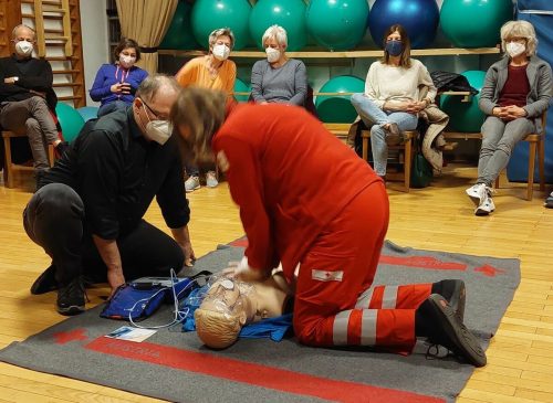 Für jede Trainingshalle soll ein Defibrillator angeschafft werden. Als Aufrischung gab es einen Erste-Hilfe-Kurs.  Privat