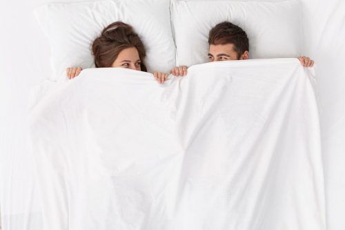 Gemeinsam unter einer Decke stecken, wollen die wenigsten beim Schlafen. Shutterstock