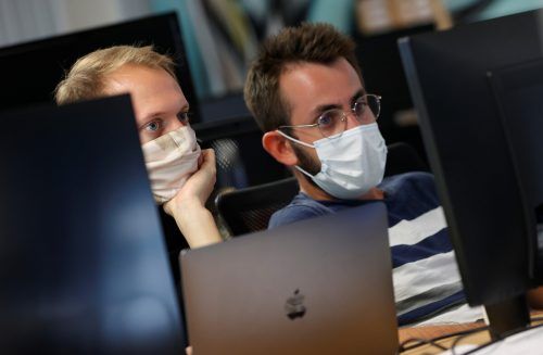Gerade die Maske hält sich noch in vielen Betrieben, viele setzen aber auf Eigenverantwortlichkeit. Reuters/Hartmann