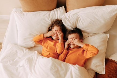 Gerade Kinder tun sich oft sehr schwer, in der Früh aus dem Bett zu kommen.  shutterstock