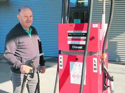 Gerhard Vögel an seiner Tankstelle in Doren. Leute bunkern bereits Sprit.