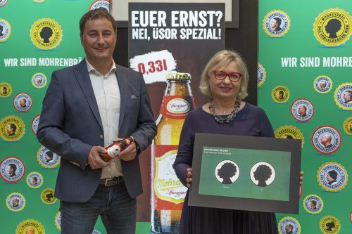 Gesellschafterin Irmgard Huber und Thomas Pachole bei der Logo-Präsentation.