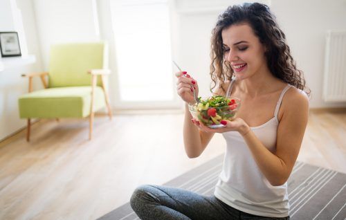 Gesunde Ernährung ist auf jeden empfehlenswert. Bei Rückenschmerzen sollte aber immer eine medizinische Fachkraft aufgesucht werden.  shutterstock