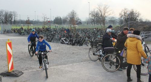 Großzügige „Fahrrad-Parkplätze“ motivieren Matchbesucher zur Benutzung des umweltfreundlichen Verkehrsmittels. Wie das Bild zeigt, mit Erfolg.  STP/2