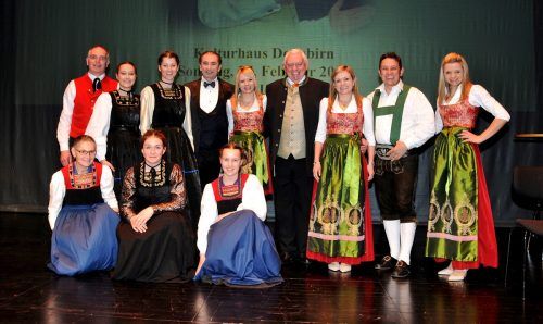 Günther Lutz holt zahlreiche volkstümliche Musiker und Musikgruppen auf die Bühne. 