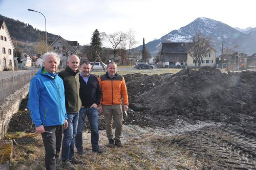 Harald Flecker, Otmar Meyer, Bürgermeister Martin Konzet und Bürgermeister Harald Witwer (v. l.) stehen im zukünftigen Schwarzbachgarta.  HAB
