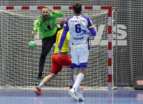 Hard-Goalie Golub Doknic spielte stark, konnte aber trotz einer Quote von 36 Prozent an gehaltenen Würfen die 22:25-Niederlage in Krems nicht verhindern. GEPA