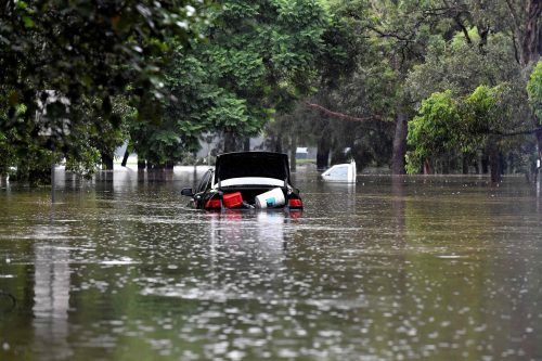 Heftige Überflutungen in Australien: Ein Auto ist in einem Vorort von Sydney im Wasser gestrandet. AFP