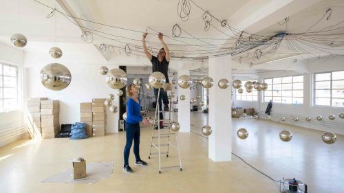 Heike Weber und Walter Eul beim Aufbau im Magazin 4. Stadt Bregenz