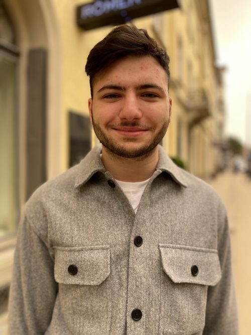 Ich gehe aufs Gymnasium, der Verkehr in der Kirchstraße ist überschaubar. Es würde sich also nicht viel ändern. Aber vielleicht bringt die Fußgängerzone etwas Ruhe hinein, ich fände es gut. Umut Gür, 18, Andelsbuch