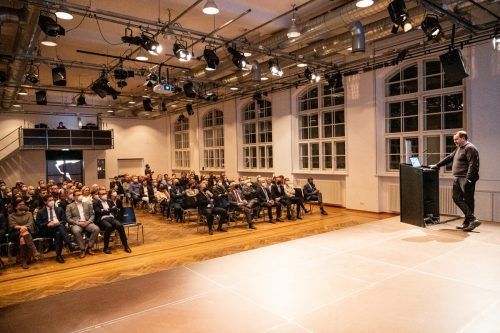 Im ausgebuchten Pförternhaus gab Architekt Stefan Marte Einblicke in eine Reihe von preisgekrönten Bauten.  VN/Serra