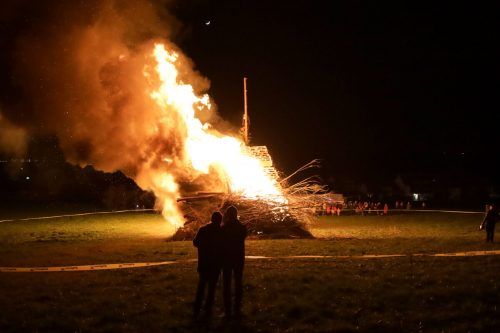 Im Schein der Flammen ließ es sich trotz kühler Bedingungen aushalten.  chf/3