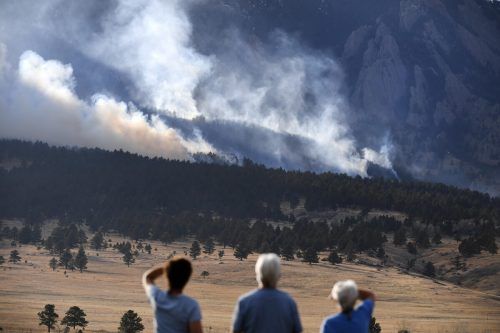 Im US-Bundesstaat Colorado mussten sich tausende Menschen vor einem Waldbrand in Sicherheit bringen - 20.000 Menschen flüchten. AP