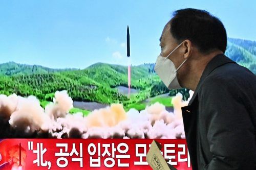 In der südkoreanischen Hauptstadt Seoul verfolgt ein Passant einen Bericht über die aktuellen Ereignisse.  AFP