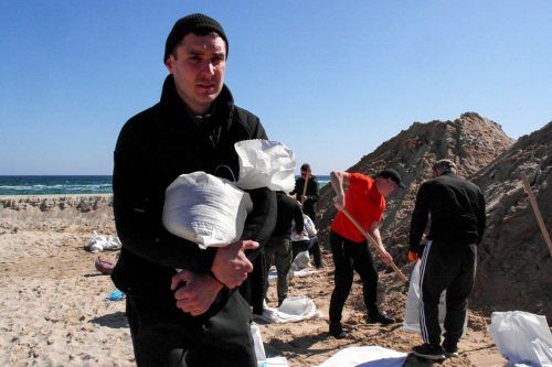 In Odessa füllen Zivilisten Sandsäcke.