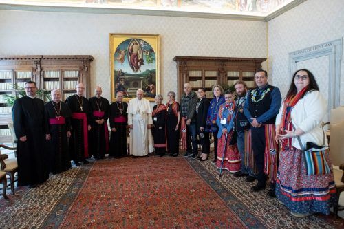 Indigenen-Vertreter aus Kanada waren gestern bei Papst Franziskus. reuters