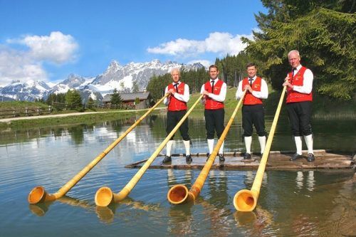 Ingo Amann (1. v. l.) tritt mit Günter Vallaster, Bertram Netzer und Simon Bahl als Rätikon Alphornbläser auf. Privat