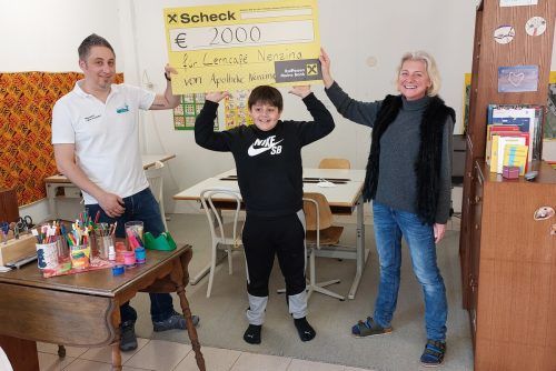 Inhaber der Apotheke, Lukas Praxmarer, konnte Lerncafé-Koordinatorin Annemarie Felber einen Spendenscheck in Höhe von 2000 Euro übergeben. Caritas Vorarlberg