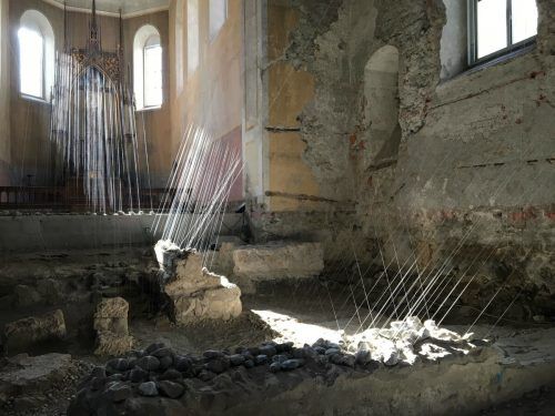 Installation „Fadenschein“ von Elke Maier in der Johanniterkirche in Feldkirch.  ursula dünser