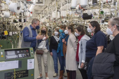 Interessante Einblicke in die Produktion und Entwicklung gab Andreas Röhrich, Entwicklungschef, Modelehrenden aus ganz Österreich bei Wolford. VN/Paulitsch