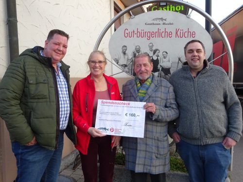 Johannes Rappold, Theresia Schneider und Daniel Walser übergaben die Krankenpflegevereins-Spende an Obmann Werner Schneider (2. v. r ). PVÖ