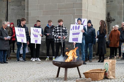 Jugendliche beim Ascheritual.