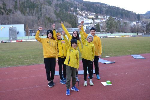 Julia mit der von ihr trainierten Jugendgruppe. Bi (2), Föger