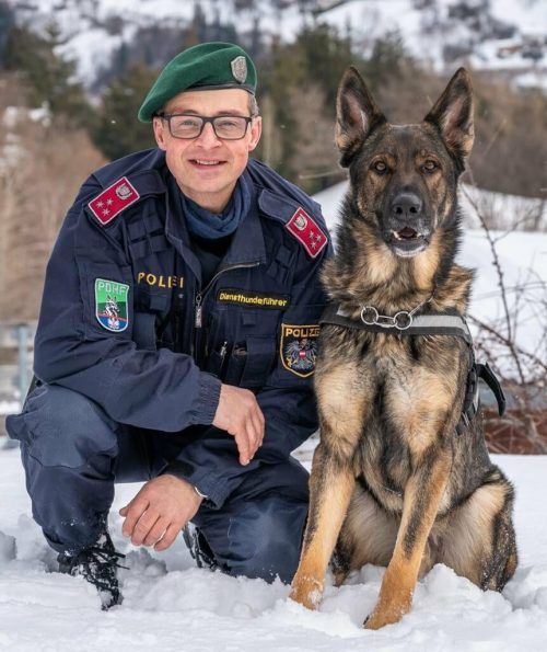 „Kai vom Zauberschlösschen“ und sein Hundeführer Christian Scherl.  LPD Tirol