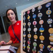 Künstler helfen mit Ansteck-Buttons
