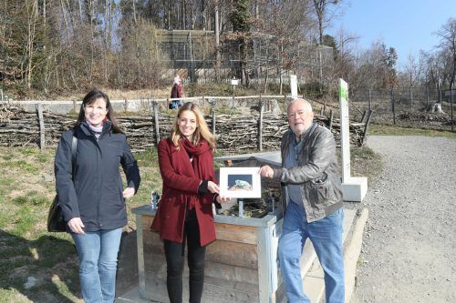 Kristina Eichbaum, Patin und „Drachenmutter“ Andrea Concin mit Wildpark-Obmann Wolfgang Burtscher. AME