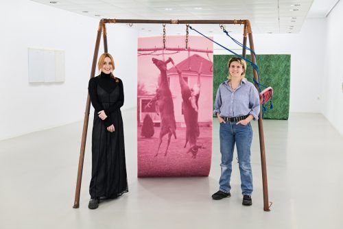 Künstlerin Billie Clarken und Kuratorin Anne Zühlke. Gde