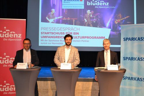 Kulturamtsleiter Stefan Kirisits, Kulturstadtrat Cenk Dogan und Thomas Schreiber, Vorstandsdirektor der Sparkasse Bludenz. BI