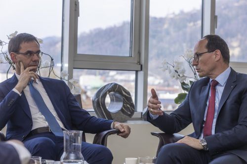 Landeshauptmann Markus Wallner und sein Schweizer Gast, Marc Mächler, verbindet auch die Forderung nach Realisierung der S 18.  VN/Paulitsch