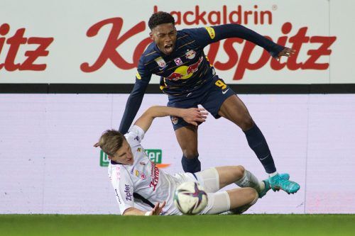 LASK-Spieler Marko Raguz (am Boden) gegen Salzburgs Junior Adamu. gepa