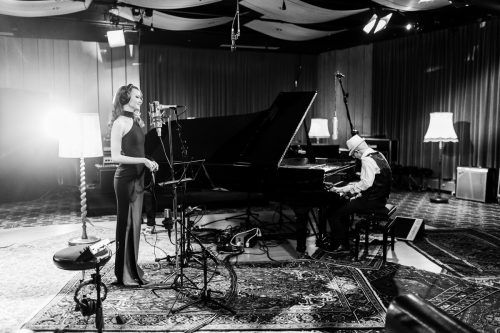 Laura Bilgeri und Christof Waibel geben im Turnsaal der Volksschule Tschagguns ein Jazzkonzert. Montafon Tourismus