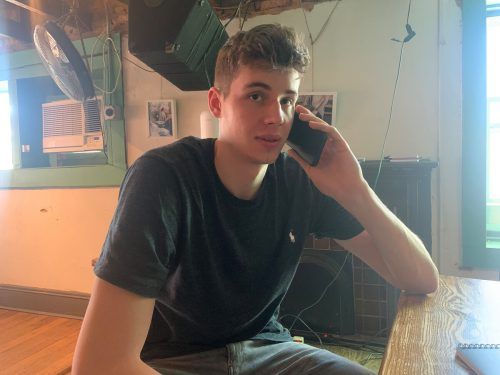 Luka Brajkovic während des Telefonats im Summit Coffee in Davidson. Weiss/2