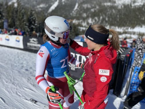Magdalena Egger (r.) war erste Gratulantin bei Victoria Olivier. ???