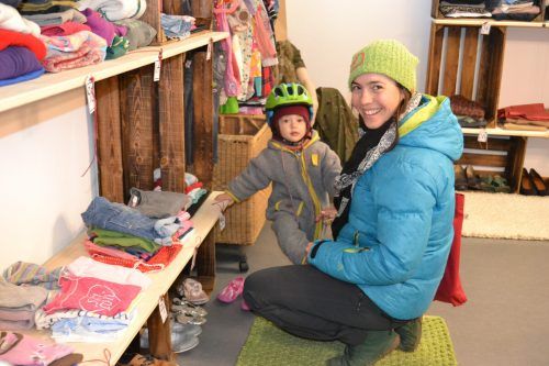 Maria Bitriol mit Töchterchen Raphaela kommt regelmäßig ins Tauschlädele BI